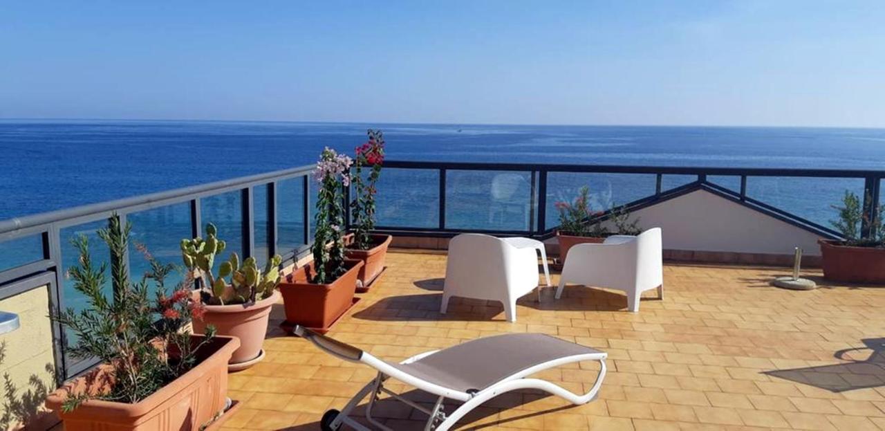 Il Cantone Del Faro Giardini Naxos Exteriör bild
